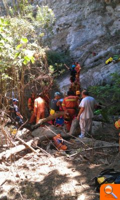 Bomberos del Consorcio rescatan a un barranquista herido en Millares - (foto 4)